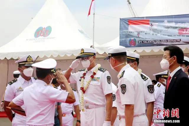 Navio-hospital Arca da Paz da Marinha chinesa visita Indonésia