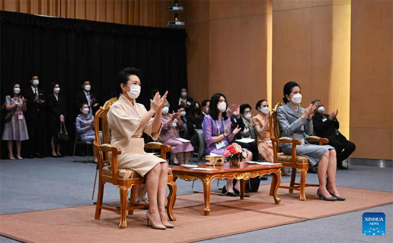 Peng Liyuan visita Instituto de Música da Princesa Galyani Vadhana na Tailandia