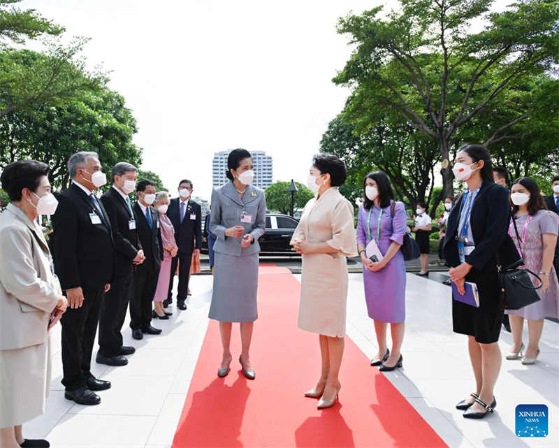 Peng Liyuan visita Instituto de Música da Princesa Galyani Vadhana na Tailandia