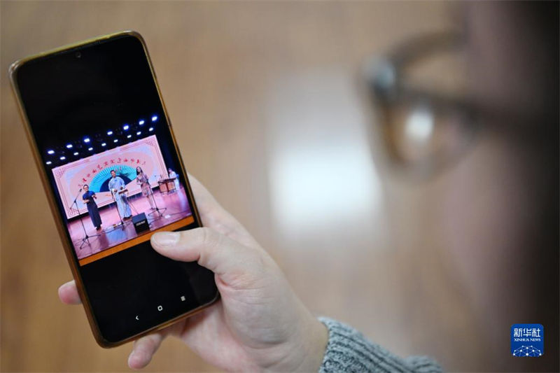 Brasileira pratica tambor chinês para difundir cultura chinesa