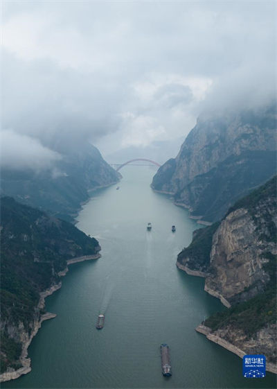 Galeria: paisagem nublada nas Três Gargantas 