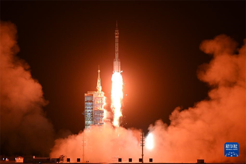 China lan?a nave espacial tripulada Shenzhou-15