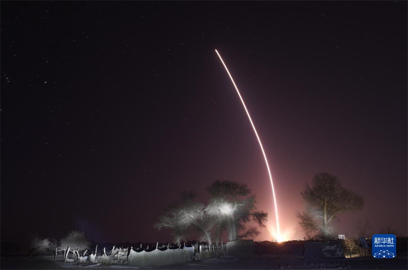 China lan?a nave espacial tripulada Shenzhou-15