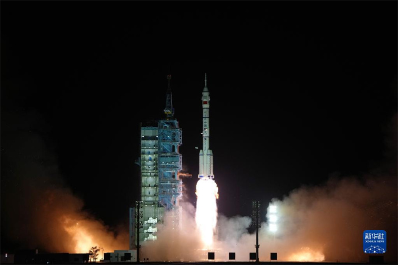 China lan?a nave espacial tripulada Shenzhou-15