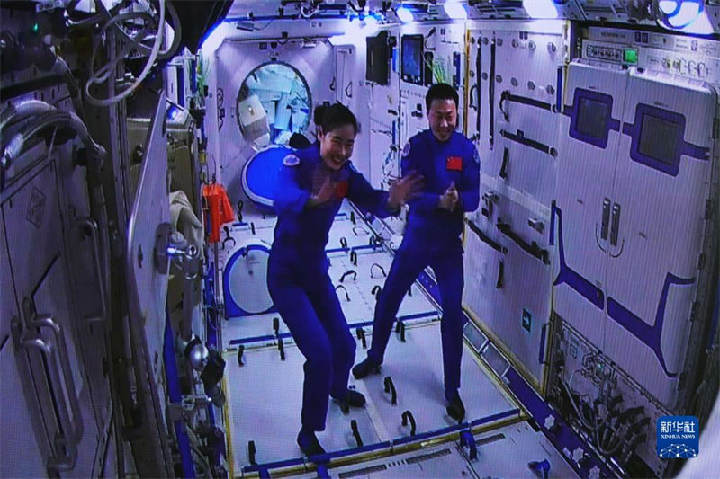 Seis astronautas da China, em duas miss?es, fazem encontro histórico no espa?o