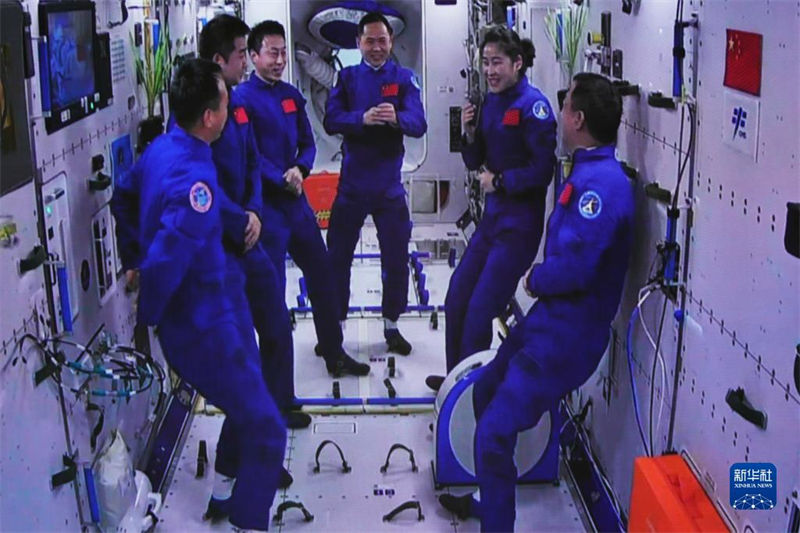 Seis astronautas da China, em duas miss?es, fazem encontro histórico no espa?o