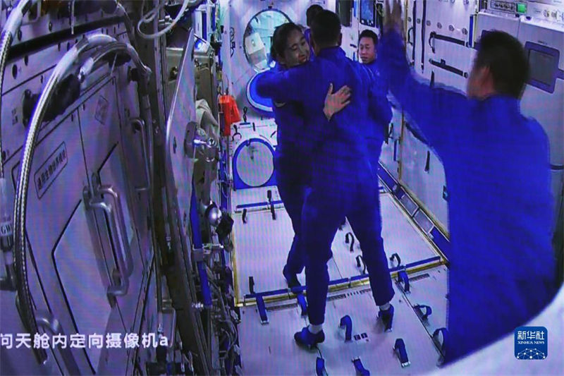 Seis astronautas da China, em duas miss?es, fazem encontro histórico no espa?o