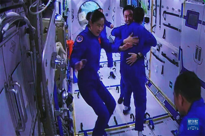 Seis astronautas da China, em duas miss?es, fazem encontro histórico no espa?o