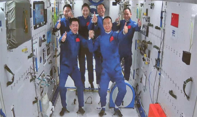 Seis astronautas da China, em duas miss?es, fazem encontro histórico no espa?o
