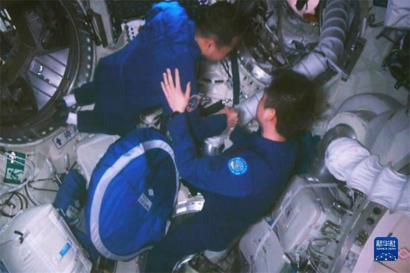 Seis astronautas da China, em duas miss?es, fazem encontro histórico no espa?o