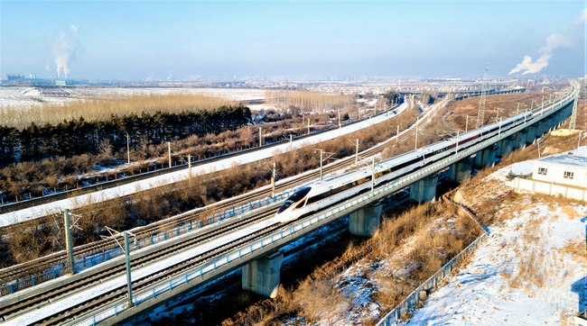 Primeira ferrovia de alta velocidade na regi?o gélida da China registra décimo aniversário