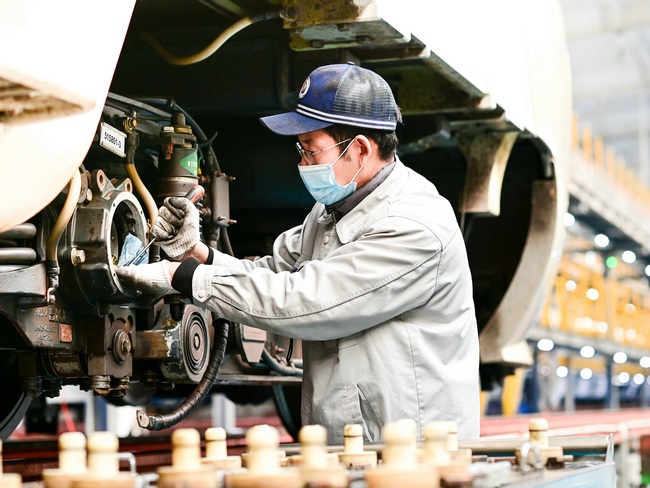 Primeira ferrovia de alta velocidade na regi?o gélida da China registra décimo aniversário