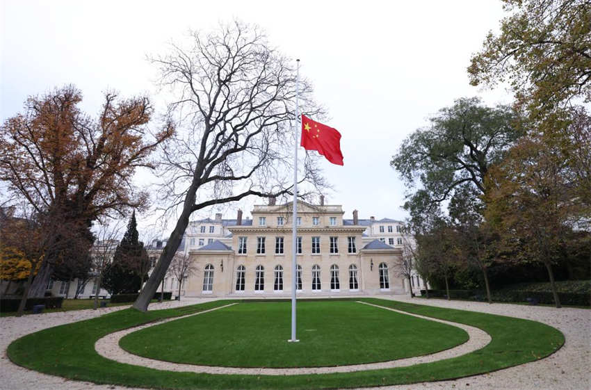 Embaixadas e institui??es diplomáticas da China no exterior assinalam luto por Jiang Zemin