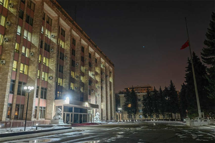 Embaixadas e institui??es diplomáticas da China no exterior assinalam luto por Jiang Zemin