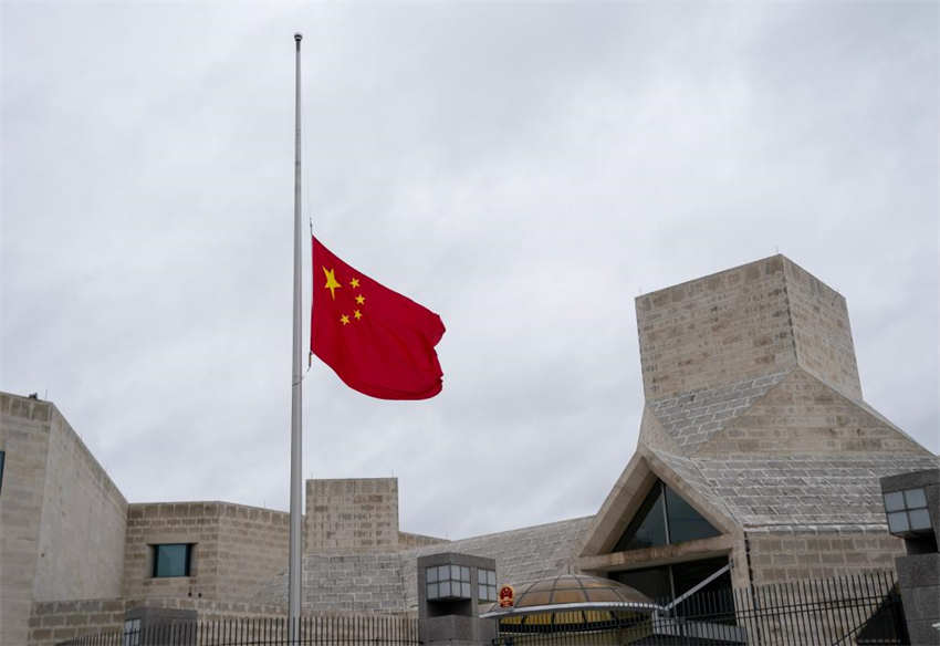 Embaixadas e institui??es diplomáticas da China no exterior assinalam luto por Jiang Zemin