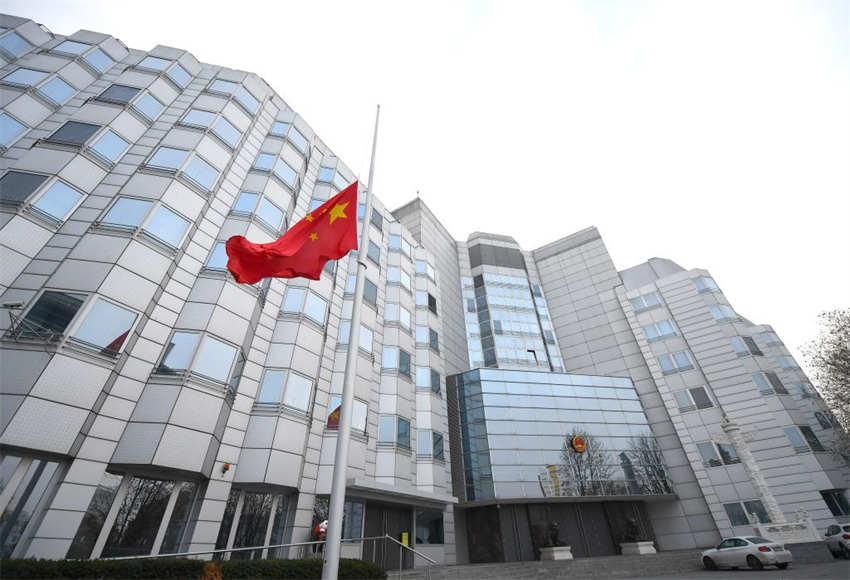 Embaixadas e institui??es diplomáticas da China no exterior assinalam luto por Jiang Zemin