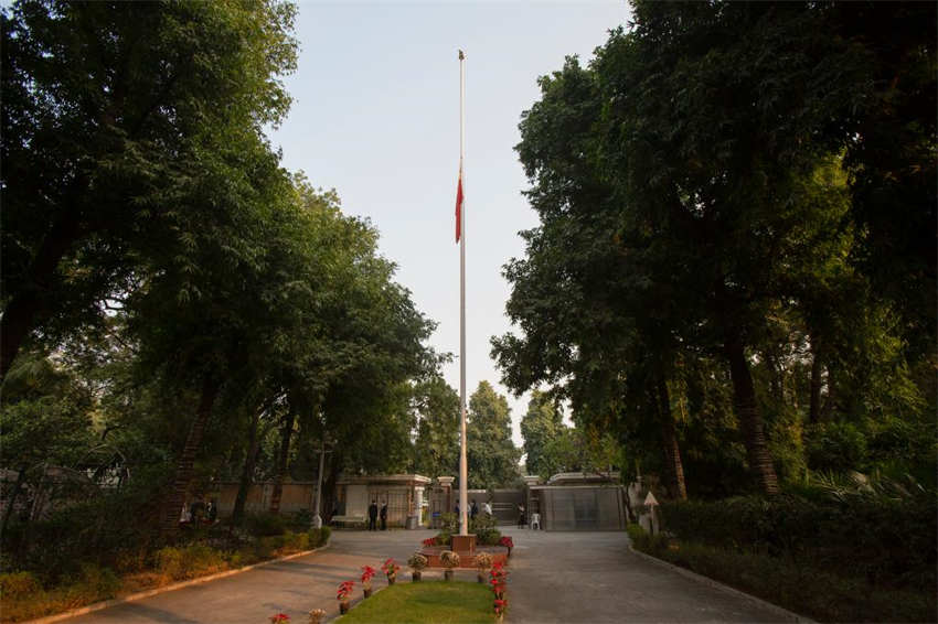 Embaixadas e institui??es diplomáticas da China no exterior assinalam luto por Jiang Zemin