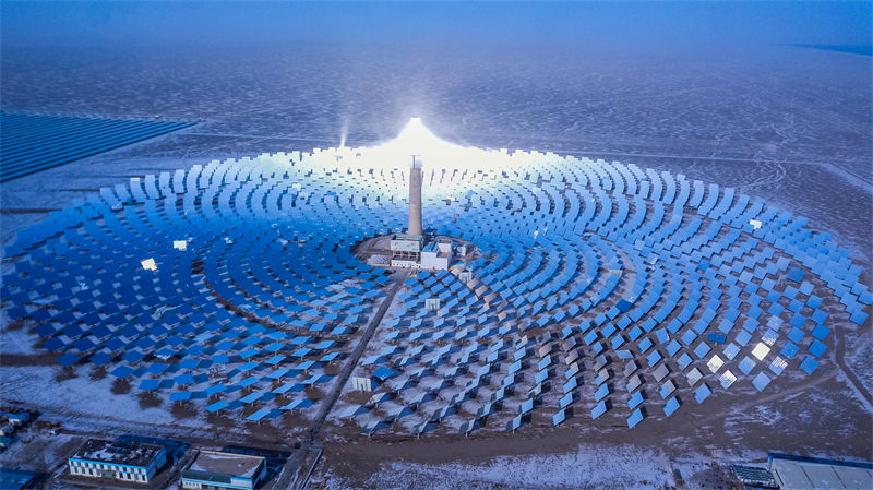Dunhuang: esta??o de energia fotovoltaica recebe queda de neve