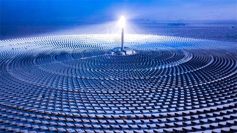 Dunhuang: esta??o de energia fotovoltaica recebe queda de neve