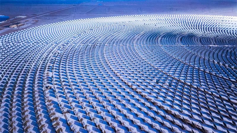 Dunhuang: esta??o de energia fotovoltaica recebe queda de neve