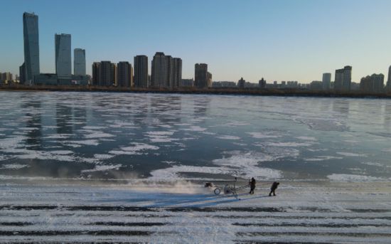 Harbin come?a a cortar gelo para esculturas