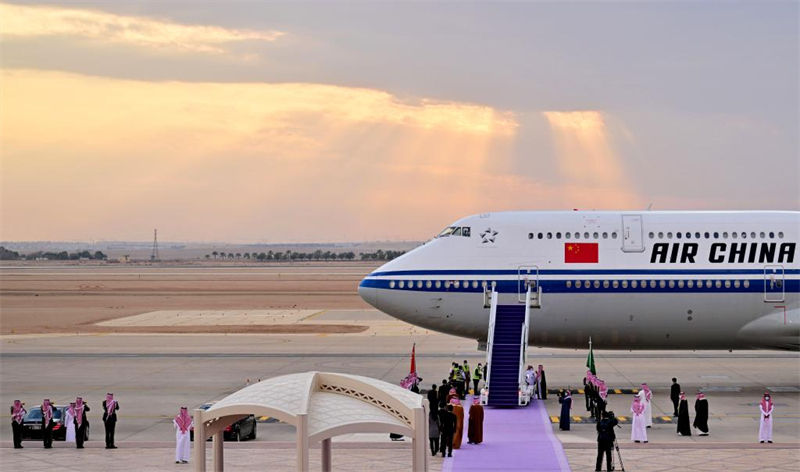 Xi Jinping chega a Riad para Cúpula China-Estados árabes, cúpula China-CCG e visita de Estado