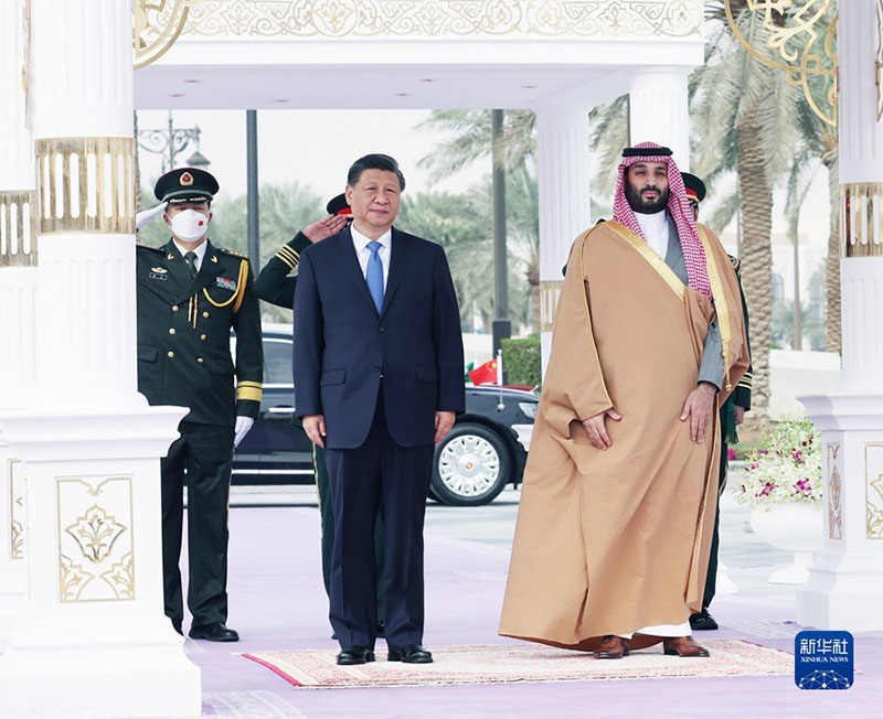 Xi Jinping participa da cerim?nia de boa-vindas realizada pelo príncipe herdeiro saudita