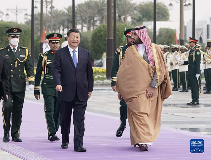 Xi Jinping participa da cerim?nia de boa-vindas realizada pelo príncipe herdeiro saudita