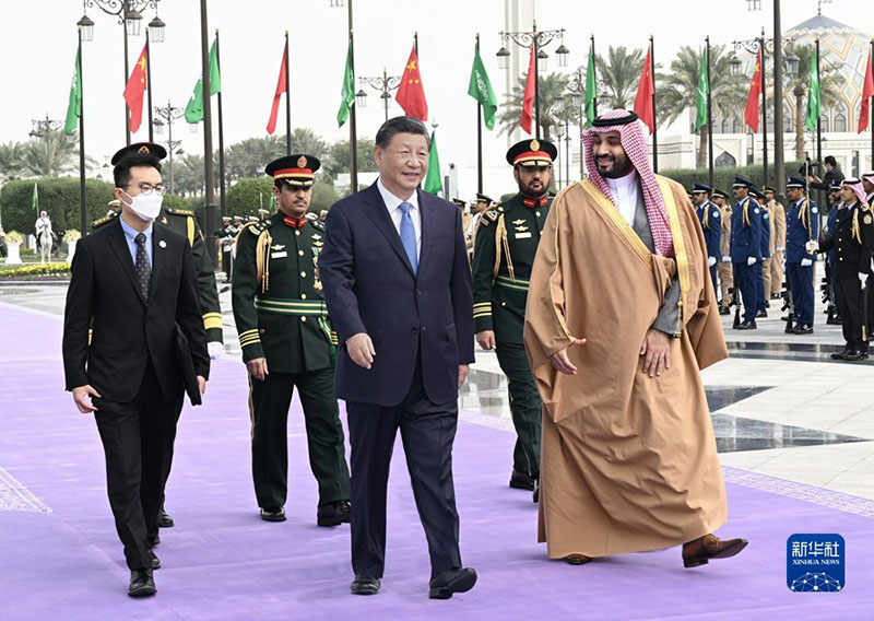 Xi Jinping participa da cerim?nia de boa-vindas realizada pelo príncipe herdeiro saudita