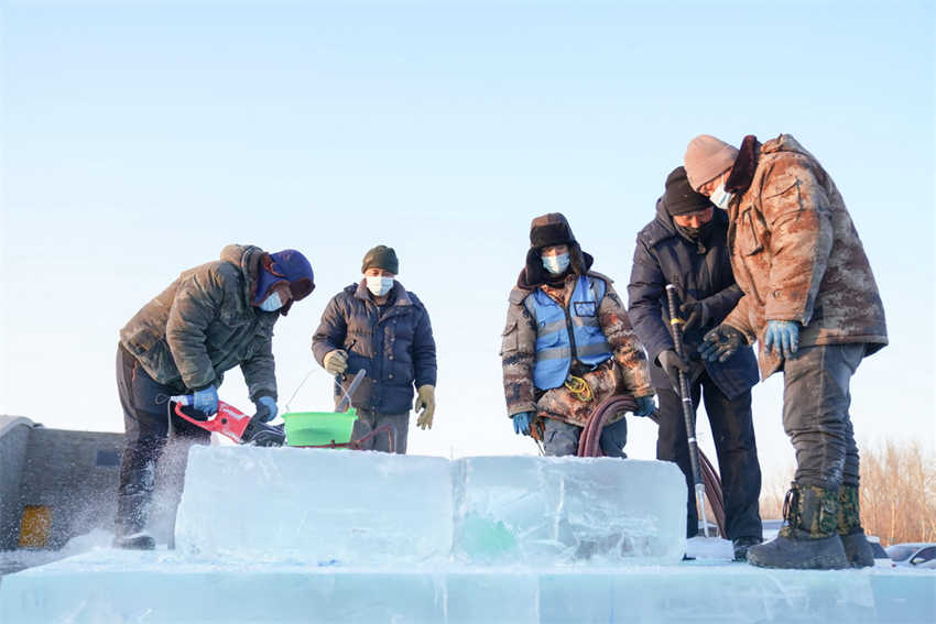 Heilongjiang: constru??o do Parque Temático Mundo de Gelo e Neve em Harbin está em andamento