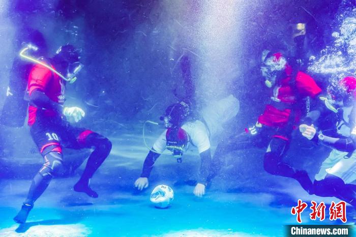 Mundo subaquático de Nanjing realiza jogo de futebol submarino