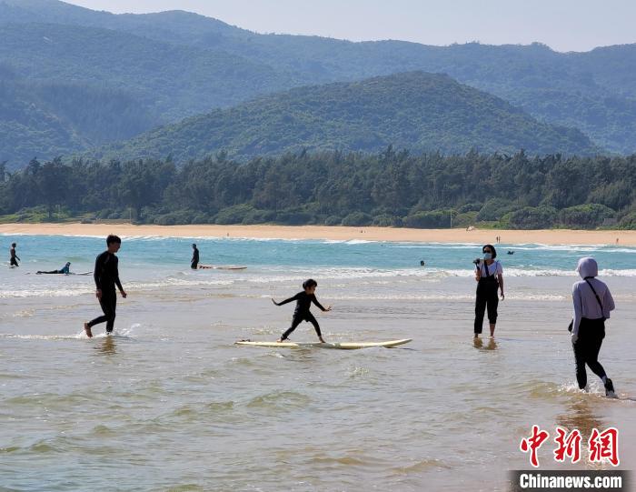 Hainan: praias de Sanya atraem muitos turistas