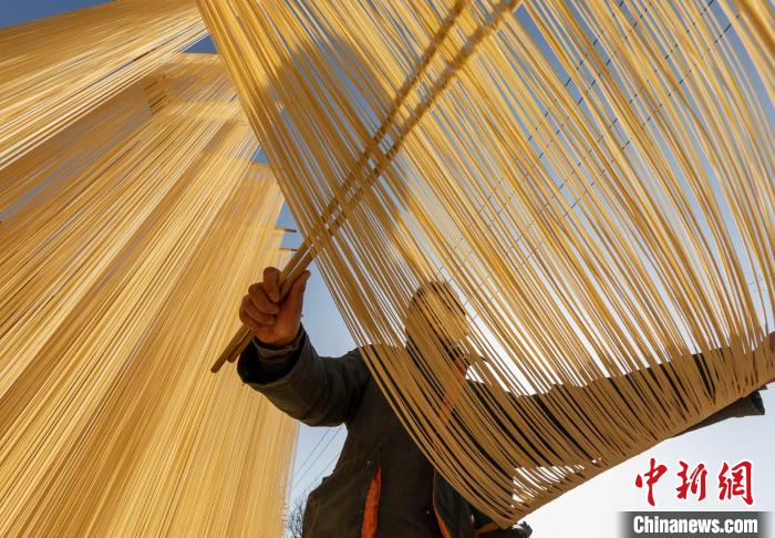 Moradores fazem macarr?es secos à m?o no noroeste da China