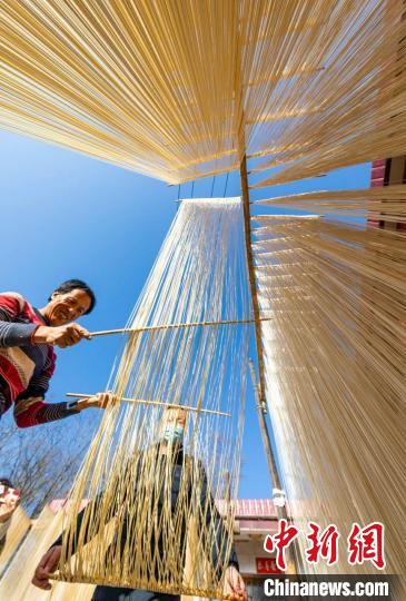 Moradores fazem macarr?es secos à m?o no noroeste da China