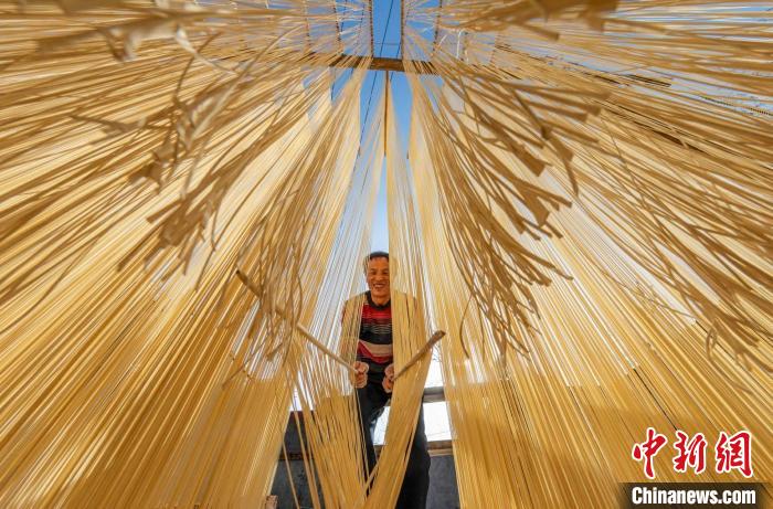 Moradores fazem macarr?es secos à m?o no noroeste da China