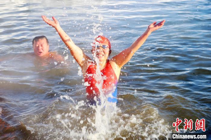 Pessoas revelam entusiasmo na nata??o de inverno ao ar livre sob -42.2℃ 