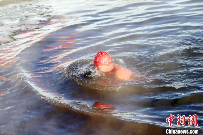 Pessoas revelam entusiasmo na nata??o de inverno ao ar livre sob -42.2℃ 