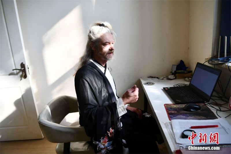 Professor estrangeiro leciona trajando “Hanfu” em Sichuan