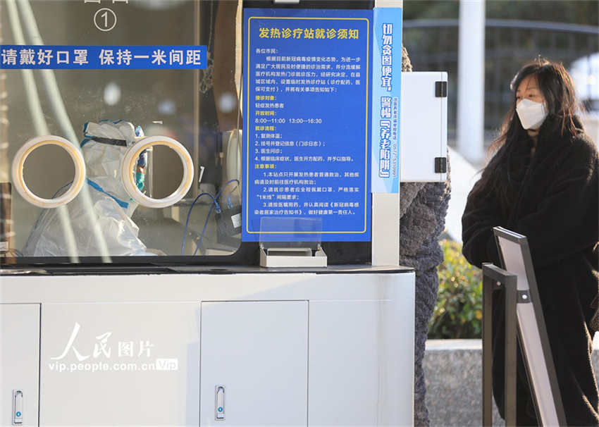 Cabines de teste s?o transformadas em clínicas de febre na luta contra a Covid-19 em Zhejiang