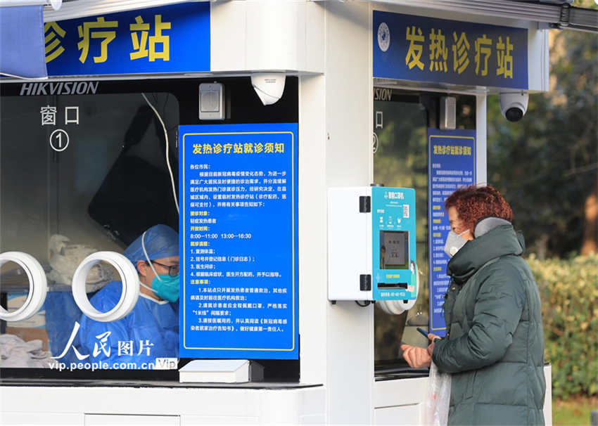 Cabines de teste s?o transformadas em clínicas de febre na luta contra a Covid-19 em Zhejiang