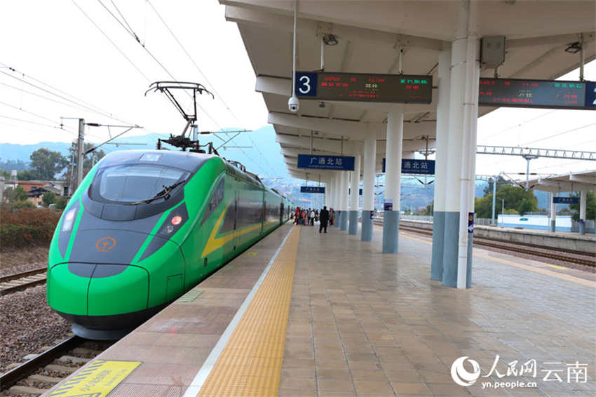 Nova ferrovia Chengdu-Kunming entra em opera??o