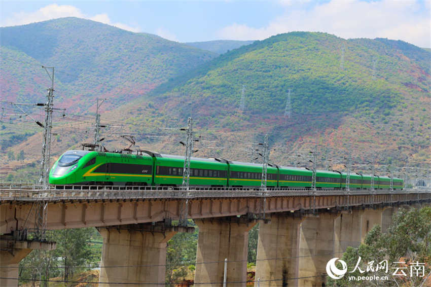 Nova ferrovia Chengdu-Kunming entra em opera??o