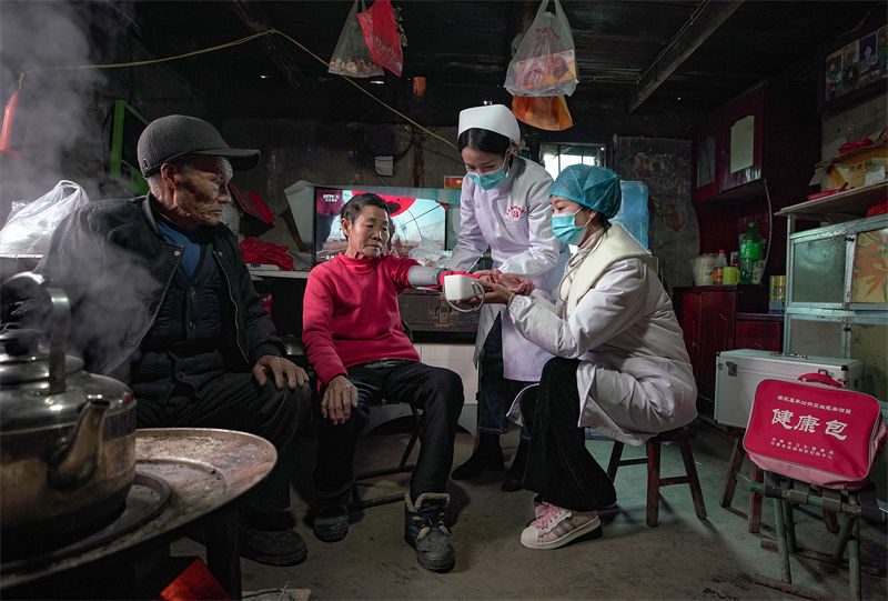 Equipe de saúde fornece servi?o gratuito para idosos em Guizhou