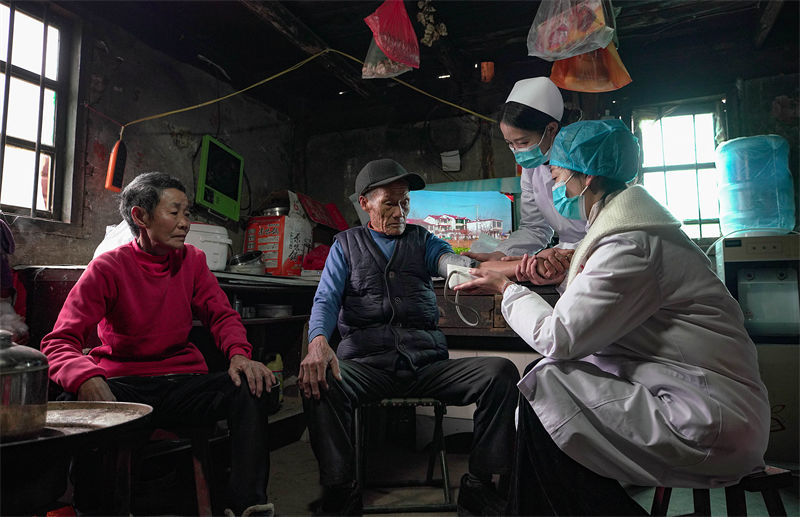 Equipe de saúde fornece servi?o gratuito para idosos em Guizhou