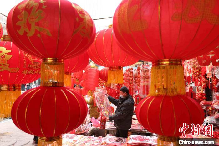 Ornamentos para Ano Novo Chinês s?o populares entre consumidores de Shandong