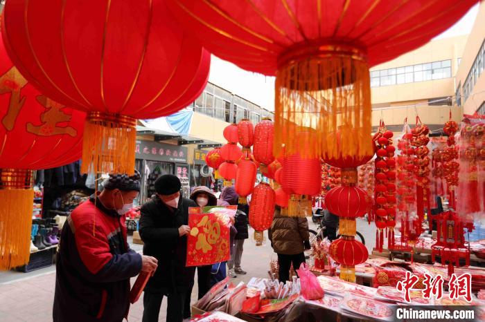 Ornamentos para Ano Novo Chinês s?o populares entre consumidores de Shandong