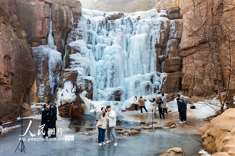 Espetáculo de cachoeiras de gelo na área cênica de Beijiushui de Laoshan em Shandong