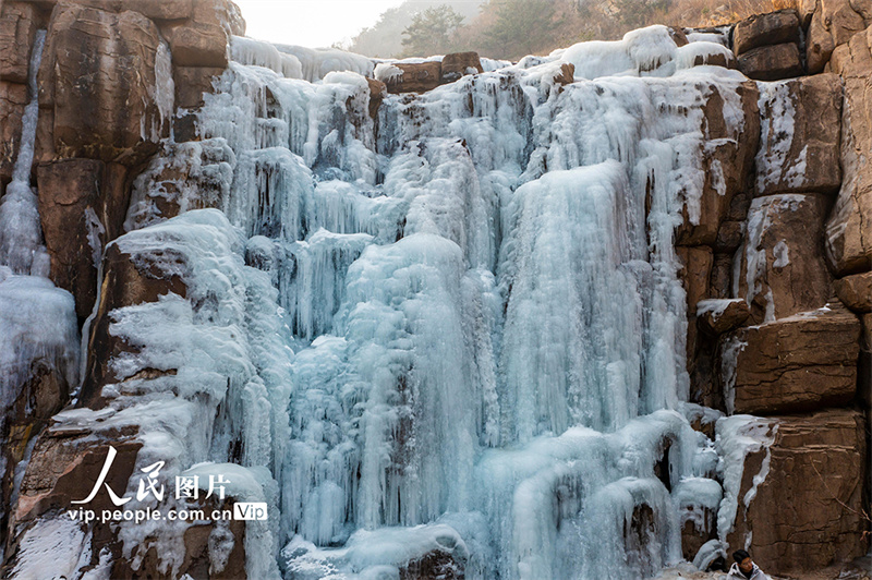 Espetáculo de cachoeiras de gelo na área cênica de Beijiushui de Laoshan em Shandong