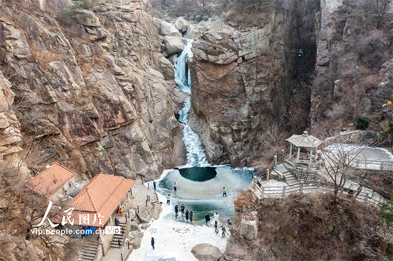 Espetáculo de cachoeiras de gelo na área cênica de Beijiushui de Laoshan em Shandong