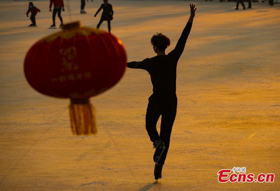 Cidad?os de Beijing desfrutam de esportes no gelo em Shichahai